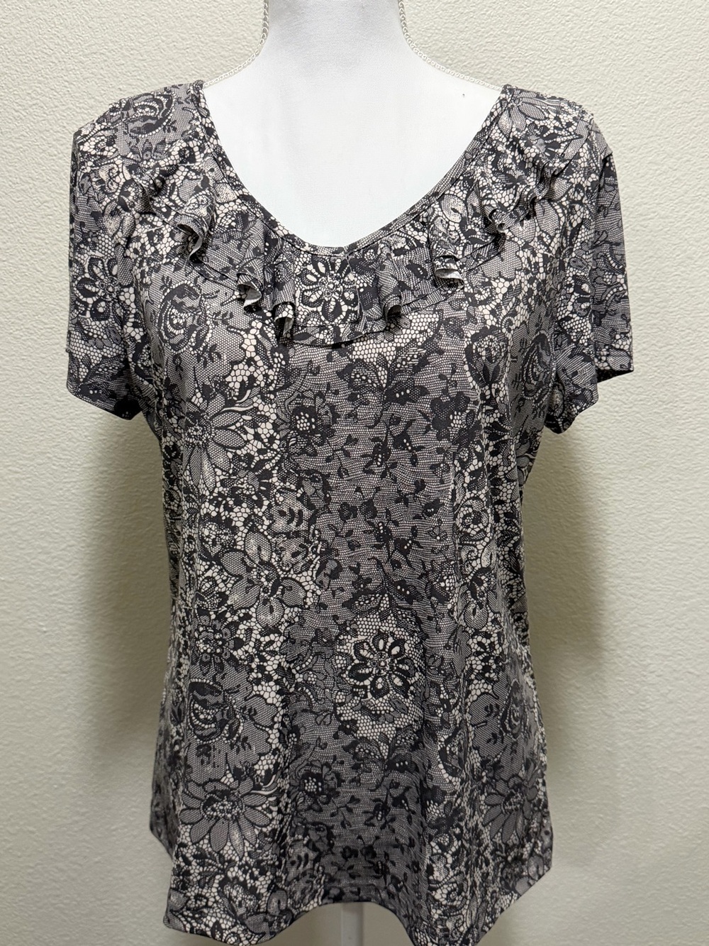 Van Heusen gray and cream lace print short sleeve blouse, large